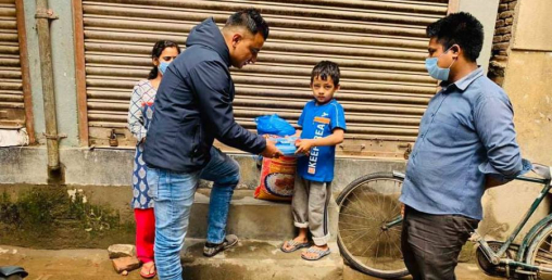 परियारलाई खाद्यान्य र शैक्षिक सामग्री सहयोग