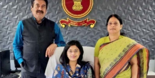 मट्टितेलको बत्ती बालेर पढेकी सुरभी गौतमको आइएएससम्मको सफलताको कथा