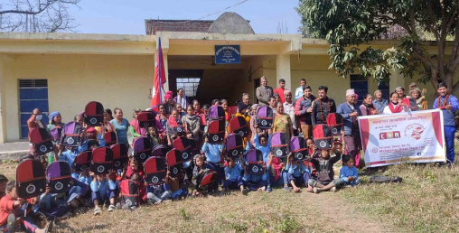 महालक्ष्मी विकास बैंकद्धारा  विद्यार्थीलाई झोला वितरण