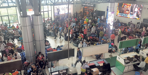 आन्तरिक विमान स्थलमा यात्रुको भिड