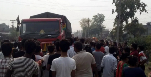 ट्रकको ठक्करबाट युवतीको मृत्युपछि पूर्वपश्चिम राजमार्ग अवरुद्ध