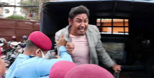 बैंकको मिटर ब्याज मिनाहा गर्न माग गर्दै प्रधानमन्त्रीकै सामुन्ने नाराबाजी