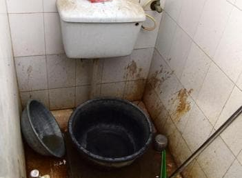 अस्पतालका शौचालय बस्न भन्दा पस्नै गाह्रो