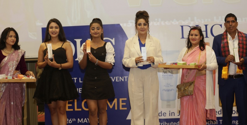 अभिनेत्री करिश्मा र बेनिशाले खोले सुन्दरताको राज, २१ वटा उत्पादन सार्वजनिक