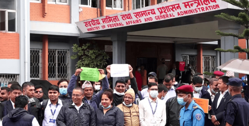 तलब बढाउन माग गर्दै १० हजारभन्दा बढीकर्मचारी आन्दोलनमा
