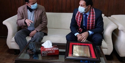 फुटबल प्रशिक्षक अल्मुताइरी सम्मानित