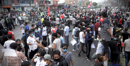 भीडभाडमा जादै हुनुहुन्छः विज्ञ भन्छन् आत्मघाती हुदैछ