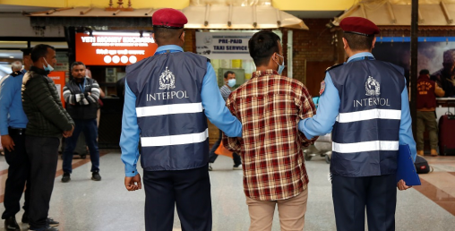 इन्टरपोलबाट रेड नोटिस् जारी भई फरार रहेका एक पक्राउ