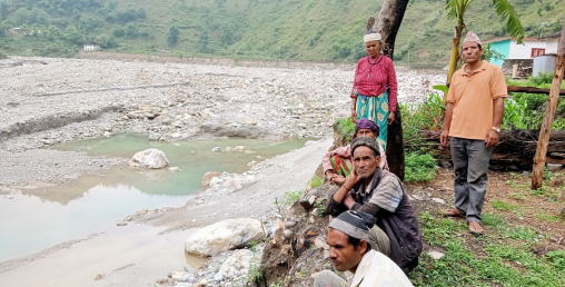 ‘राहतको पर्खाइमा बित्यो वर्ष दिन, गाउँमा नयाँ मानिस देखिने बित्तिकै राहतको आश लाग्छ’