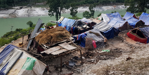 वादी समुदाय ३६ वर्षदेखि खोला किनारमा