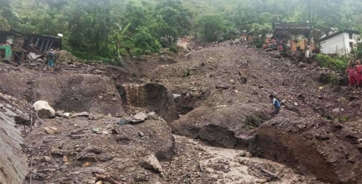 पहिरोमा परेर आमाछोराको मृत्यु, तीन जना घाइते