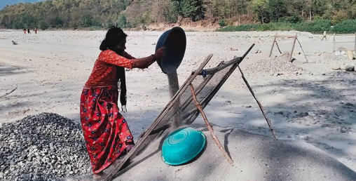 महाकालीमा बालुवा चाल्नेहरुलाई थाहा भएको जिन्दगी, नत्र त भोकै बस्नुपर्छ