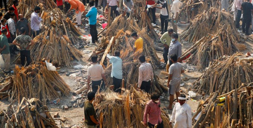 शव जलाउने ठाउँ पनि छैन: भारतमा कोभिडले सिर्जना गरेको भयावह स्थिति
