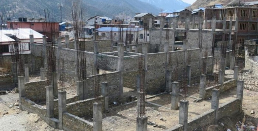 ठेकेदारको लापरवाहीका कारण स्थानीय तहका निर्माणाधीन भवन अलपत्र