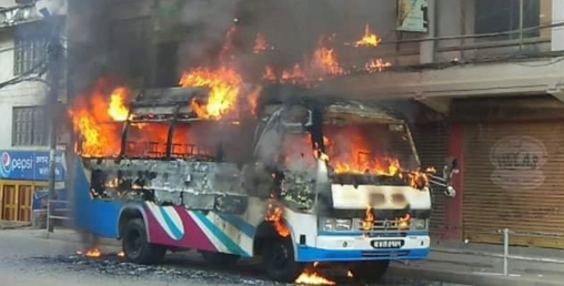 कपनमा पार्किङ गरी राखेको बसमा आगजनी
