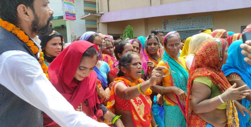मधेस प्रदेशका मुख्यमन्त्री  राउतलाई सारी चुरा उपहार