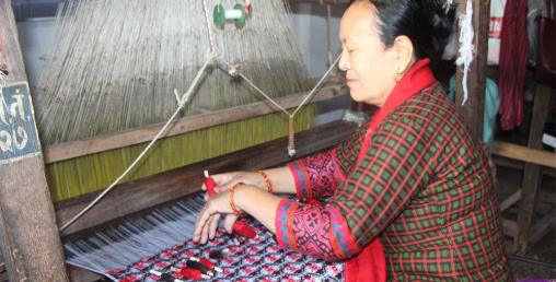 पाल्पामा ढाका बुनाइले महिलालाई स्वरोजगार बनायो