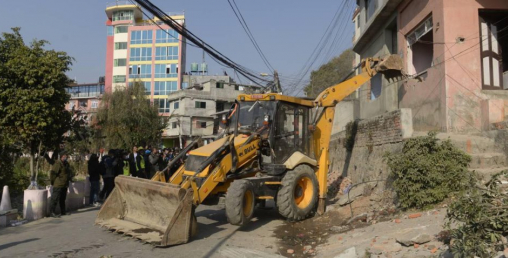 भूमाफियाको आँगनमा महानगरको डोजर पुगेपछि भागाभाग