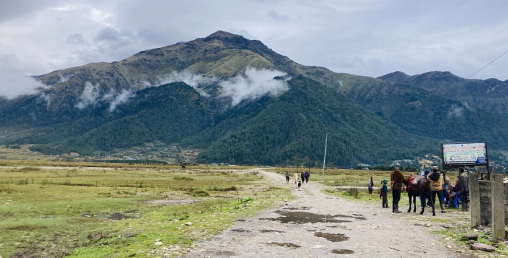 विदेशी सिकारी लोभ्याउने ‘ढोरपाटन’मा नेपाली पर्यटकको समेत बढ्यो घुइँचो