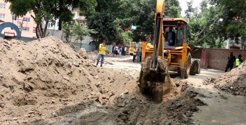 अनामनगरको सार्वजनिक जग्गामा डोजर चलाएपछि स्थानीयको विरोध