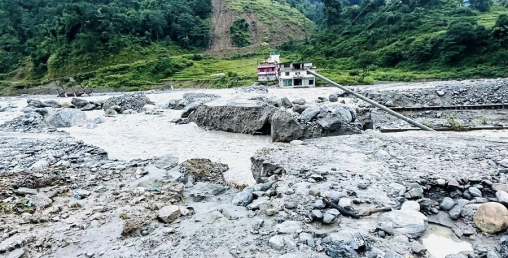 बाढीले अस्थायी पुल र सडकमा क्षति, यातायात अवरुद्ध