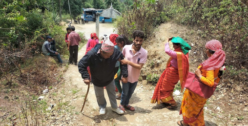 मतदानमा उत्साहः कोही काखे नानी च्यापेर, कोही लौरो टेकेर पुगे बुथमा
