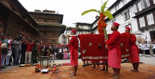 फूलपाती भित्र्याइँदै