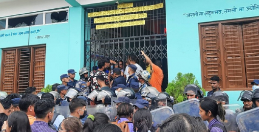 परीक्षामा सहभागी किशोरीलाई भित्री वस्त्र खोल्न लगाएपछि हंगामा