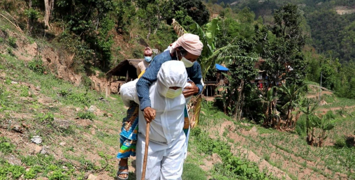 संक्रमितलाई ढाडमा बोकेर अस्पताल पुर्याउने जनप्रतिनिधि