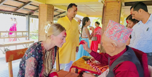 सौराहामा विदेशी पर्यटकले मनाए दसैँ, टीका र जमरा थाप्न पाउँदा दङ्ग