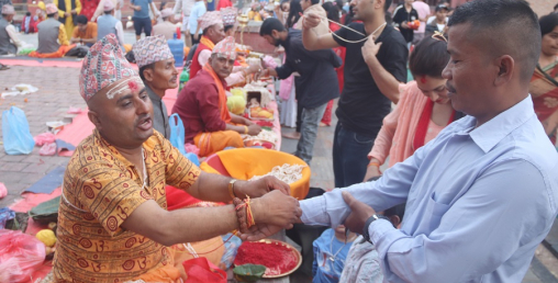 पशुपतिनाथ लगायत देशभरका मठ मन्दिरमा डोरो बाँध्ने भक्तजनको घुइँचो