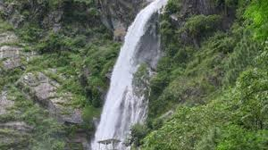 पानी उड्ने उडाइनो झरनामा भीड