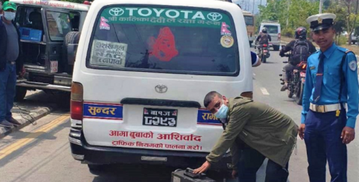 बढी धूँवा फाल्ने १५ ओटा सवारी साधनका चालक कारबाहीमा