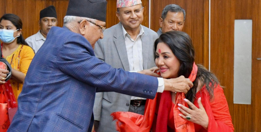 करिश्मालाई कलाकारिताभन्दा राजनीति प्यारो, सुटिङ छोडेर पार्टी प्रवेश