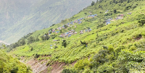 जमिन भासिँदै गएपछि खानीगाउँ पहिरोको जोखिममा