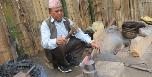 भोजपुरे खुकुरीको संरक्षणमा जुटेका महेन्द्र, वार्षिक १० लाखसम्म आम्दानी