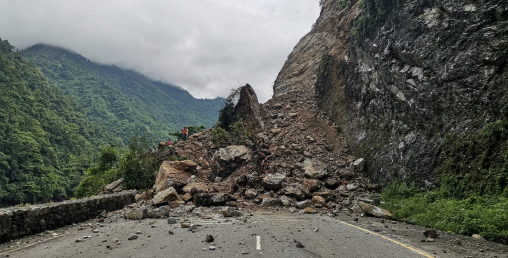 अवरुद्ध राजमार्ग तत्काल सञ्चालनमा ल्याउन कावा प्रधानमन्त्री खड्काको निर्देशन