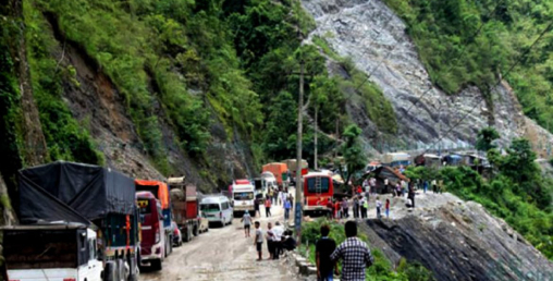 एका बिहानै पहिरो खसेपछि नारायणगढ–मुग्लिन सडक दुईतर्फी बन्द