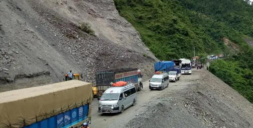 पहिरो आएको कारण नारायणगढ–मुग्लिन सडक अवरुद्ध