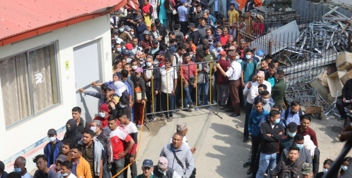 बैंकहरू ग्राहकको सेवाप्रति उदासीन बन्दा नयाँ नोट सटहीमा हैरानी