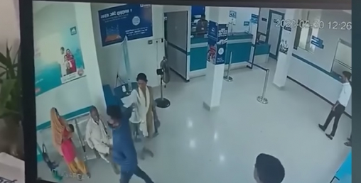 महोत्तरीमा बैंकबाट दिउँसै ३८ लाख रुपैयाँ लुटियो