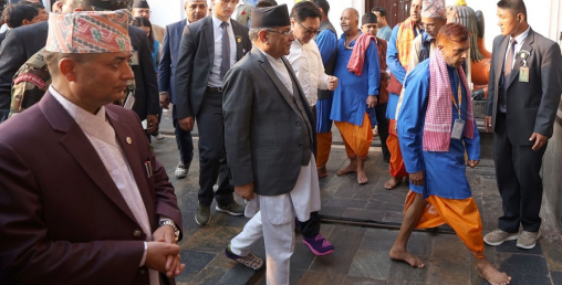 पशुपतिनाथ मन्दिर पुगेर दिए प्रधानमन्त्रीले सांकेतिक जवाफ