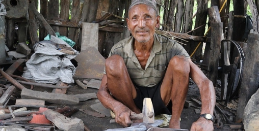 छ दशकदेखि आरनमा फलाम पिट्दै पदमलाल