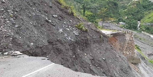 पाँच दिनदेखि पहिरो पन्छाउन नसक्दा खुल्न सकेनन् यातायातका साधन