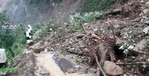 पहिरो खस्दा मध्यपहाडी लोकमार्ग अवरुद्ध