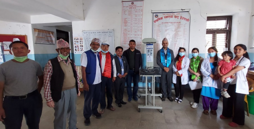 ज्योति विकास बैंकद्वारा देउराली प्राथमिक स्वास्थ्य केन्द्रलाई बेबी वार्मर प्रदान