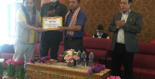 ढोरपाटन नगरपालिकाको बाढीपिडित उद्धार कोषमा प्रभु बैंकले गर्यो ५ लाख सहयोग