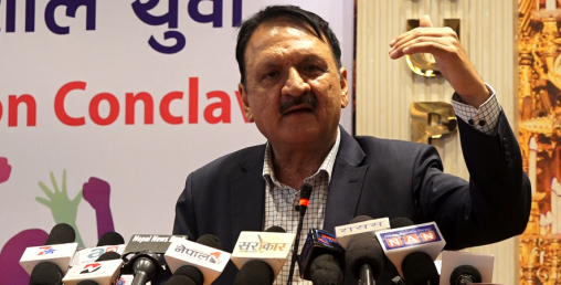 विदेश जाँदैमा सबै कुरा प्राप्त गर्न सकिँदैन, स्वदेशमै अवसर खोज्नुपर्छः  अर्थमन्त्री