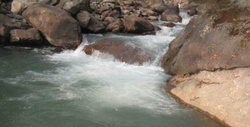 तनहुँ जलविद्युत् आयोजनाको ठाडो सुरुङमा पेनस्टक पाइप जडान हुँदै