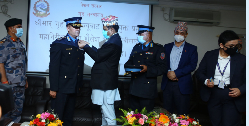 नवनियुक्त प्रहरी महानिरीक्षक थापालाई दर्ज्यानी चिह्न प्रदान